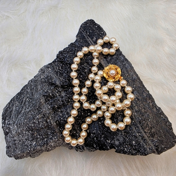 Vintage Cream Faux Pearl Necklace with Double Slide Clasp & Gold Tone Pendant - Picture 3 of 9